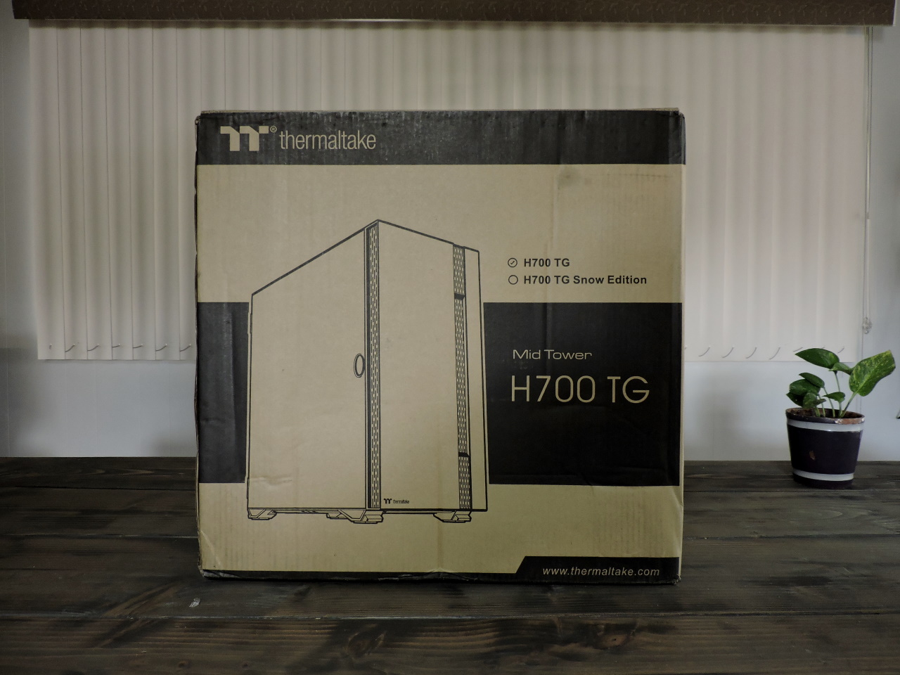 Thermaltake H700 TG Mid-Tower Chassis